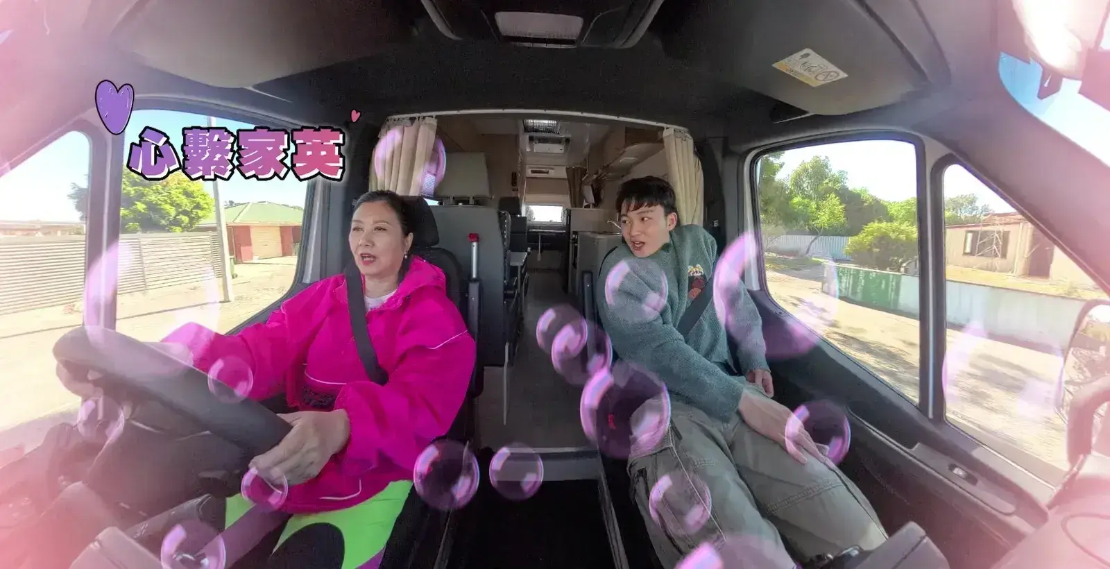 最讓觀眾驚喜的是阿姐的自駕遊初體驗。面對超級大型豪華露營車，汪明荃一開始欠缺信心，經周嘉洛一再遊說後才勇敢踏出第一步。(圖： TVB)