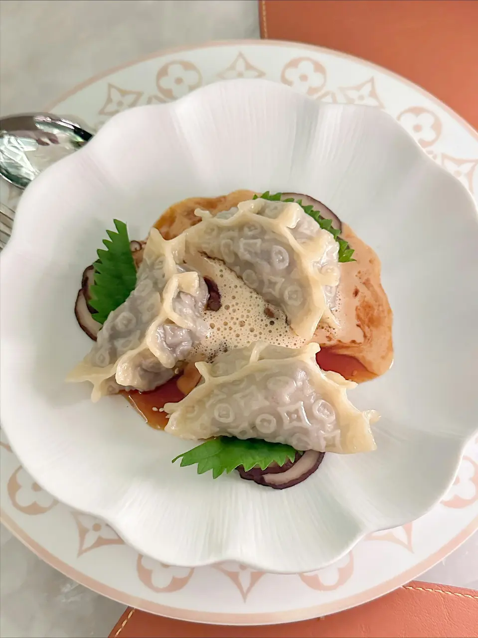 讓眾人瘋狂打卡的核心菜品，正是那盤印滿 LV 經典 Monogram 花紋的牛肉餃子！ 3 顆售價達 4 萬 8 千韓元，雖價格偏高，但每顆餃子皮上的老花圖案精緻細膩，讓人不忍下口。（來源：kinyong_travel@IG）