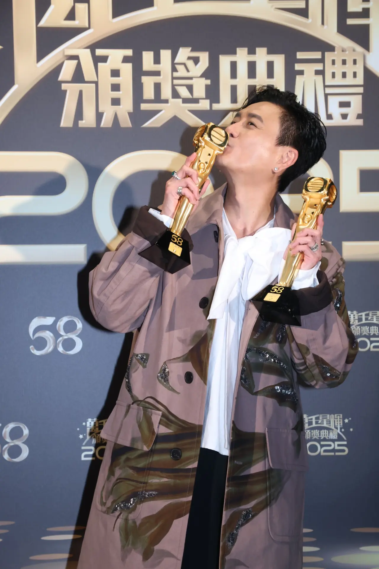 如今再添兩座重量級獎項，黃宗澤透露慶祝計劃將先與朋友小聚，爾後宴請邵氏所有同事，還笑言最想「灌醉樂小姐」，並準備搞一場「牛奶宴」簡單慶祝。(圖：TVB Anywhere)