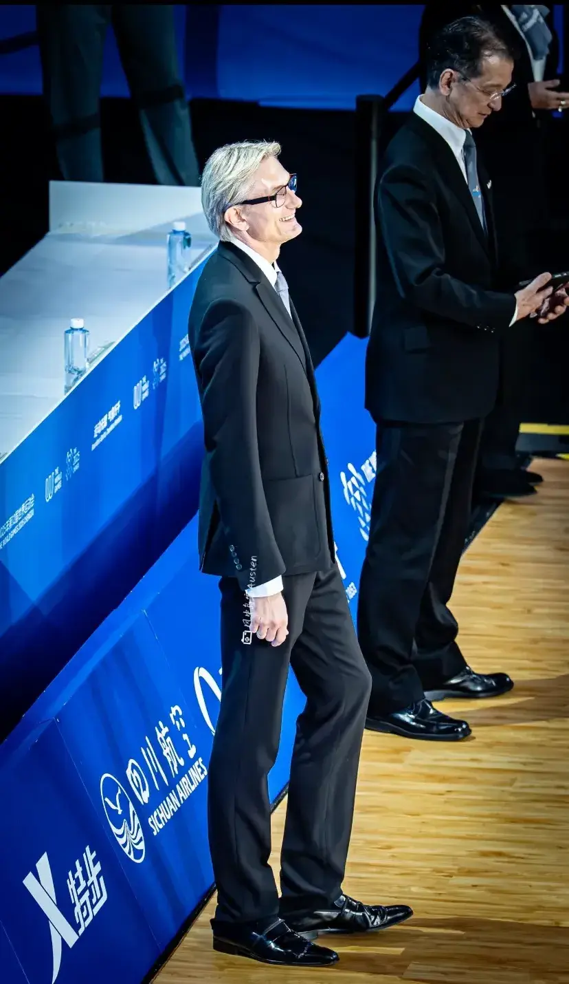 成都世運會「9 頭身」裁判帥翻全場！網友：「法拉利老了還是法拉利」。（來源：成都世運會@小紅書）