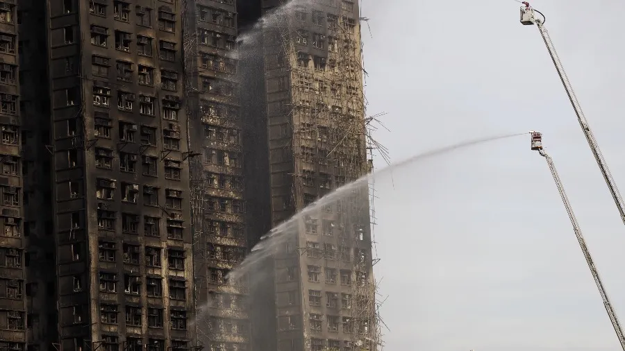 大埔宏福苑五級火警最新：128人罹難含消防員 認屍現場家屬淚灑的封面圖片