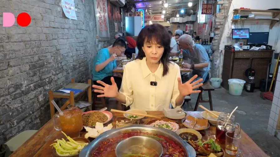 重慶麻辣火鍋體驗｜鄭裕玲 TheDoShow 旅行團遊洪崖洞、李子壩站 4K 鏡頭還原山城魅力的封面圖片