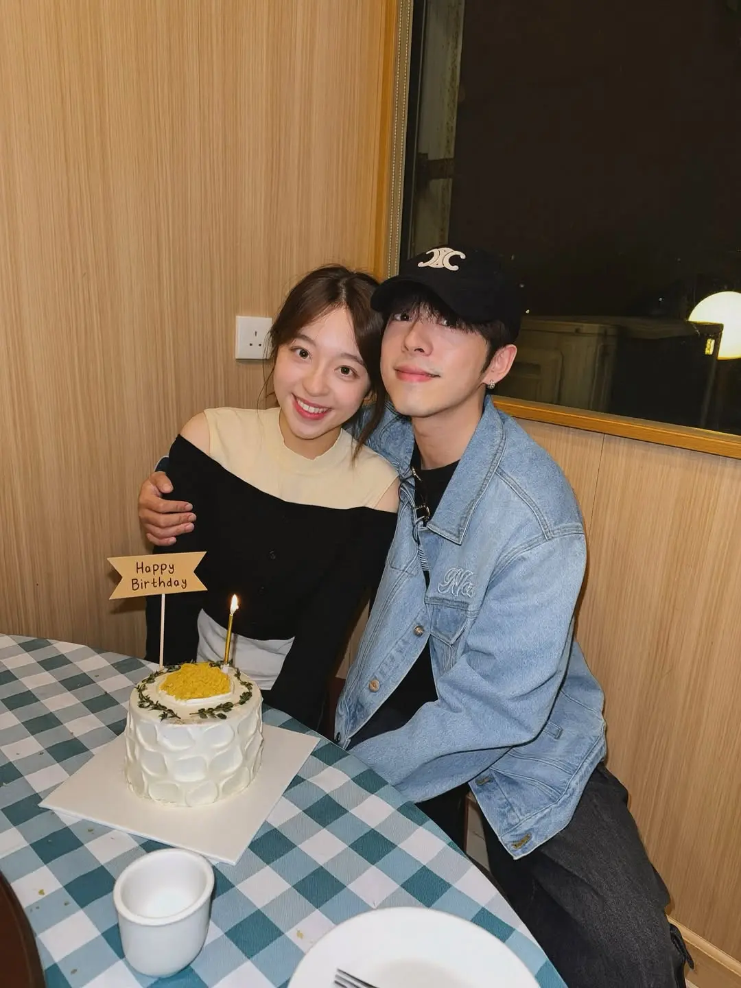 呂爵安在配文中寫道「呢個阿妹真係好叻女,完全唔使人擔心」,早前更透露小如豬首次出席公開活動時背稿流利,表現專業,但坦言妹妹想當牙醫,暫無入行打算。(圖片:edanlui@IG)