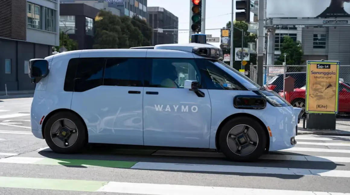 行駛在美國街頭的Waymo自動駕駛出租車。(美國財經網站Moneywise)