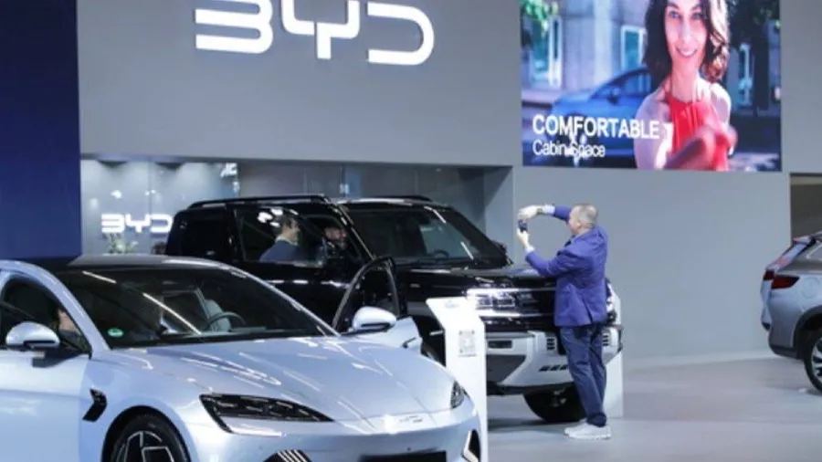 2025比亞迪電動車銷量225萬輛 首次超越特斯拉登全球銷冠的封面圖片