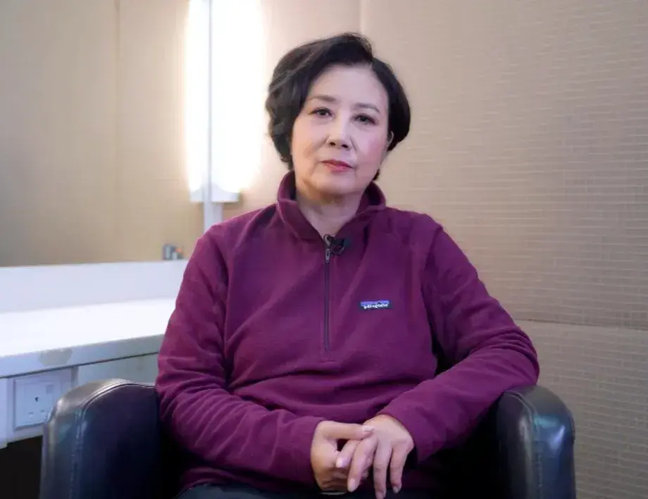 節目復播的核心看點之一，便是汪明荃代表節目團隊送上的慰問與祝福。片段中，阿姐神情莊重真摯：「大家好，我係汪明荃。上星期三大埔宏福苑嘅火災，我同大家一樣，心情非常沉重。喺度我代表我哋節目團隊，向所有受今次火災影響嘅朋友，送上最深切慰問；同時亦向各位消防員、醫護人員同埋參與救災嘅每一位致敬。」(圖：TVB)