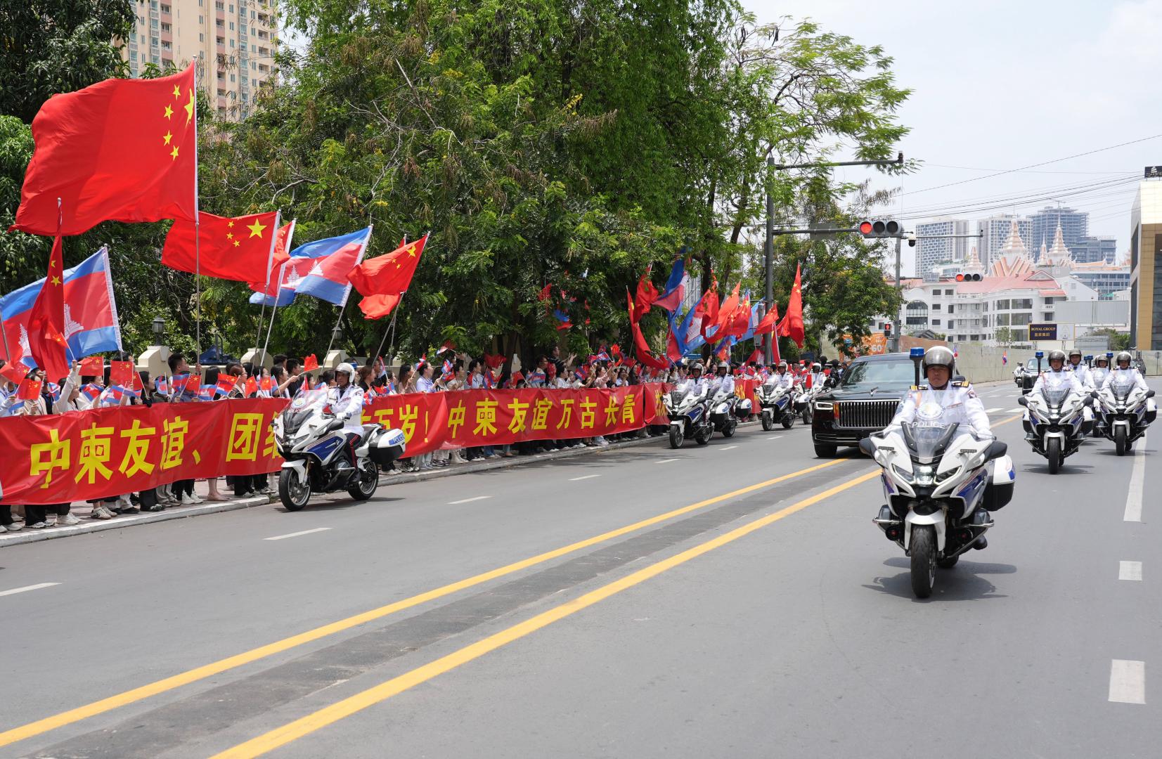 當地時間4月17日，國家主席習近平乘專機抵達金邊，應柬埔寨國王西哈莫尼邀請，對柬埔寨進行國事訪問。(新華社)