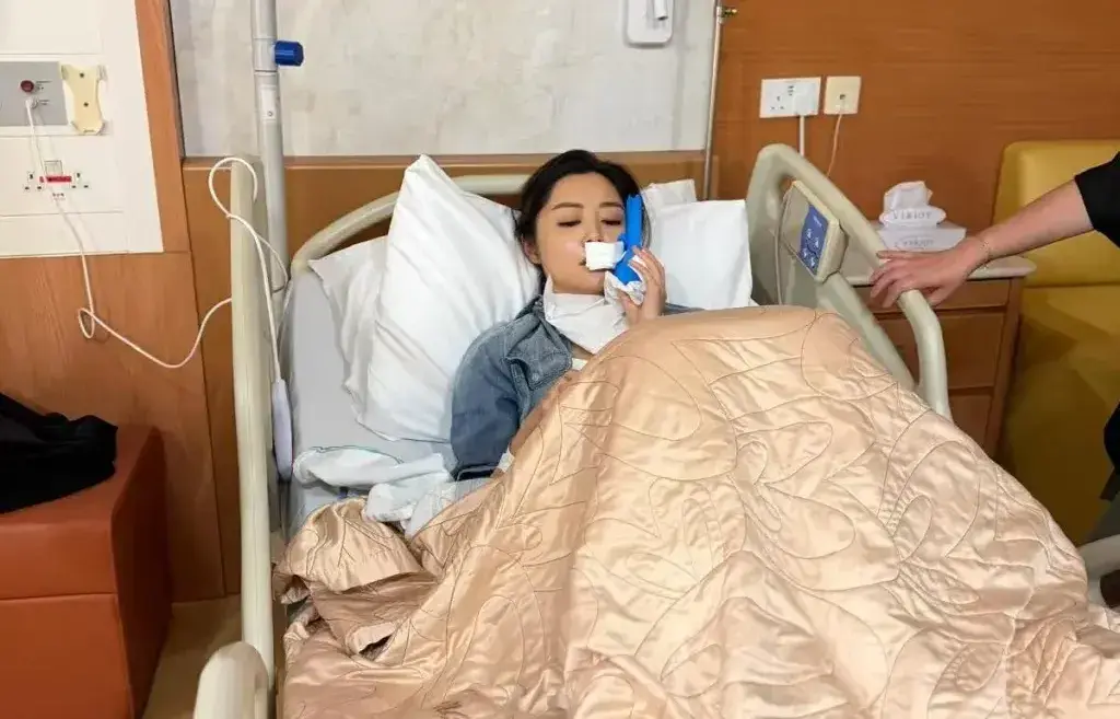 此外，劇集拍攝期間的花絮插曲亦備受關注。影后衛詩雅七月底拍攝戲份時意外受傷，口唇部位傷勢嚴重，緊急送院縫合超過50針，短暫停工休養。(圖：網絡截圖)