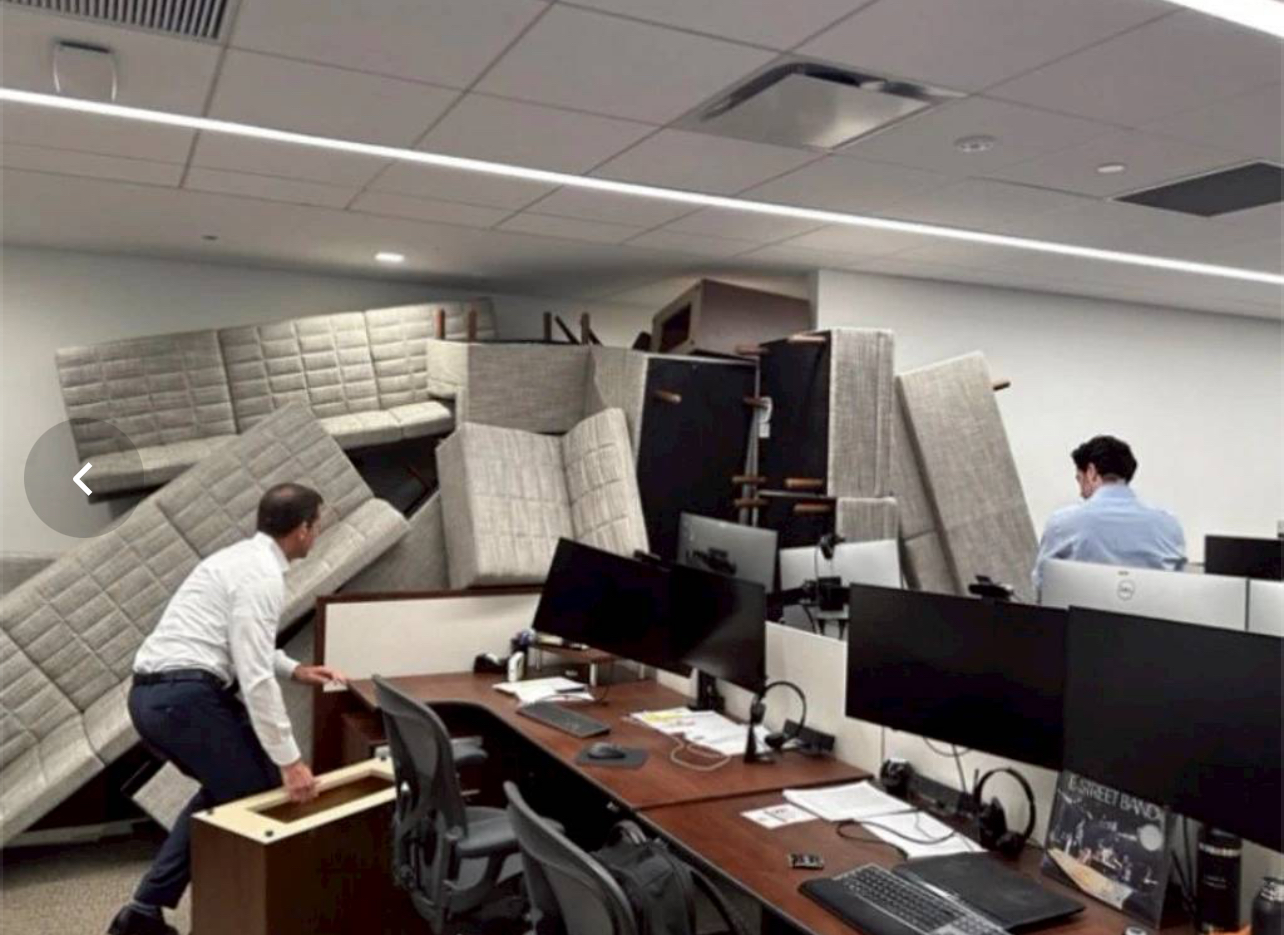 現場一片混亂，辦公室員工堵門避難。(網上圖片)