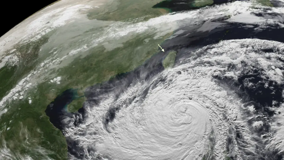 衛星雲圖上，這團龐大的風暴雲系觸目驚心——它的面積竟超過菲律賓29.97萬平方公里的國土總面積，意味著登陸後整個群島都將被狂風暴雨吞沒。(圖：網絡截圖)