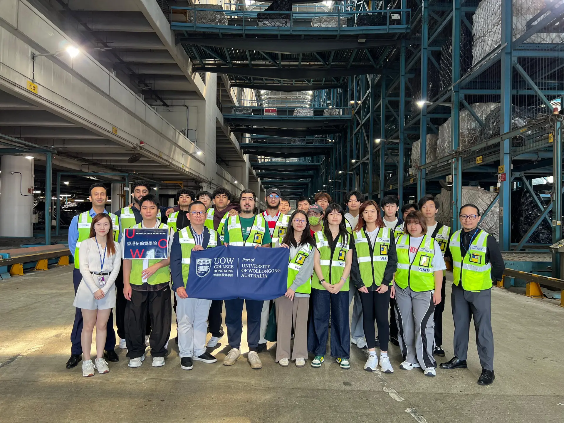 筆者以UOW實務教授身分帶領航空物流學生參觀香港空運貨站。