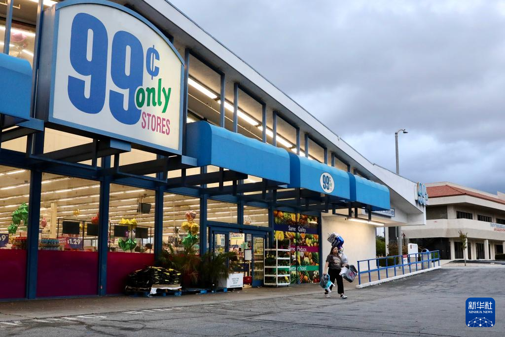 4月4日，顧客走出美國洛杉磯縣阿卡迪亞市的一家「99美分商店」。(新華社)