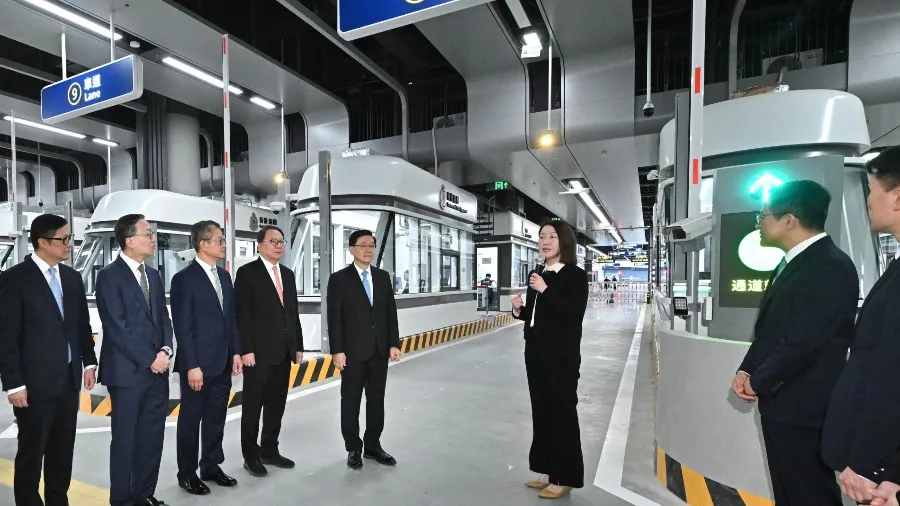 【皇崗口岸重建】新皇崗口岸明日清晨開通！李家超主持儀式 採「合作查驗」過關縮至5分鐘的封面圖片