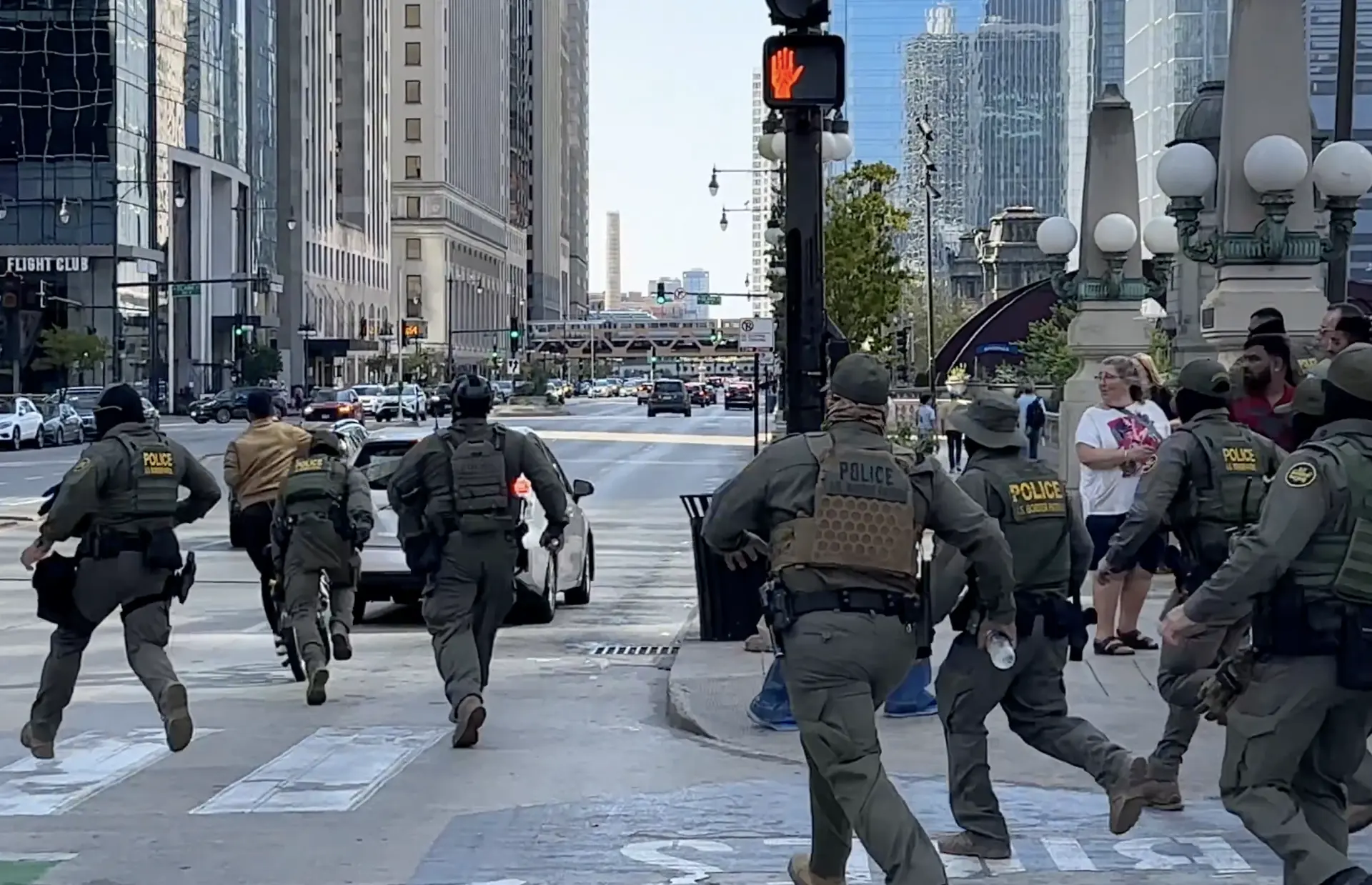 不少網民以幽默口吻調侃 ICE 追捕失敗，有留言笑稱「芝加哥熊隊應該簽他加入特勤隊」，質疑執法人員的行動能力。(圖片：網絡翻攝)