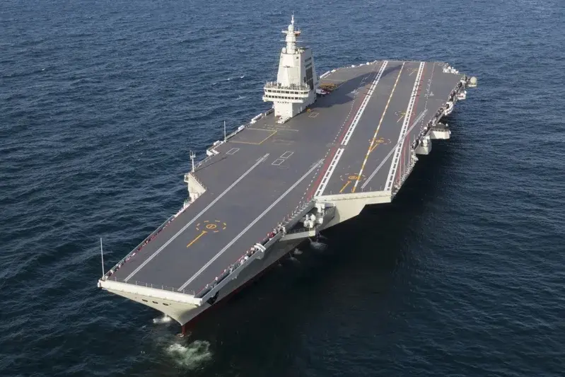 解放軍12日宣布航母福建號穿越台海赴南海「跨區域試驗訓練」，圖為5月初完成首次海試的福建號。（新華社）