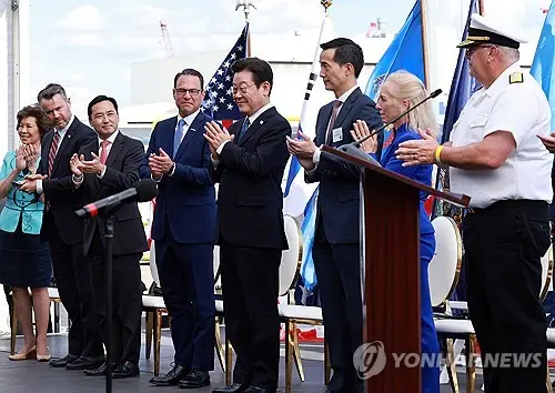 當地時間8月26日，在美國菲拉德爾斐亞的韓華費城造船廠，南韓總統李在明（左五）出席美國國家安全多任務船（NSMV）「緬因州」號的命名儀式。 (韓聯社)
