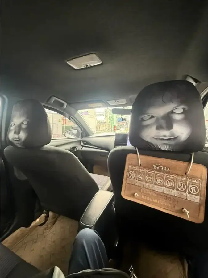 泰國一名女子搭乘Bolt叫車服務時，遇上離譜車輛，車內頭枕印有蒼白鬼臉極度嚇人，車體還破損殘缺，投訴平台後卻遭敷衍對待，引發大批網友熱議撻伐。（來源：พวกเราคือผู้บริโภค@FB）