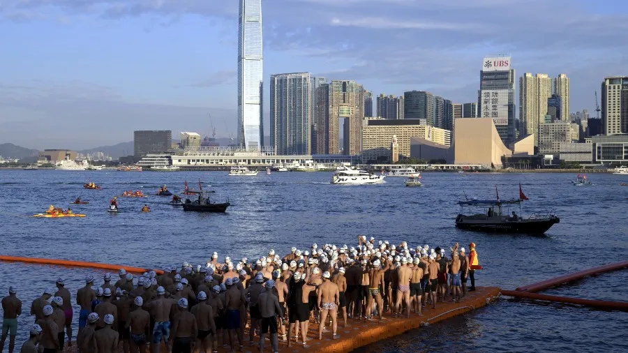 2025維港渡海泳4000人參賽 何詩蓓無特訓參賽稱游來游去都未到終點 獲第二名滿意成績的封面圖片