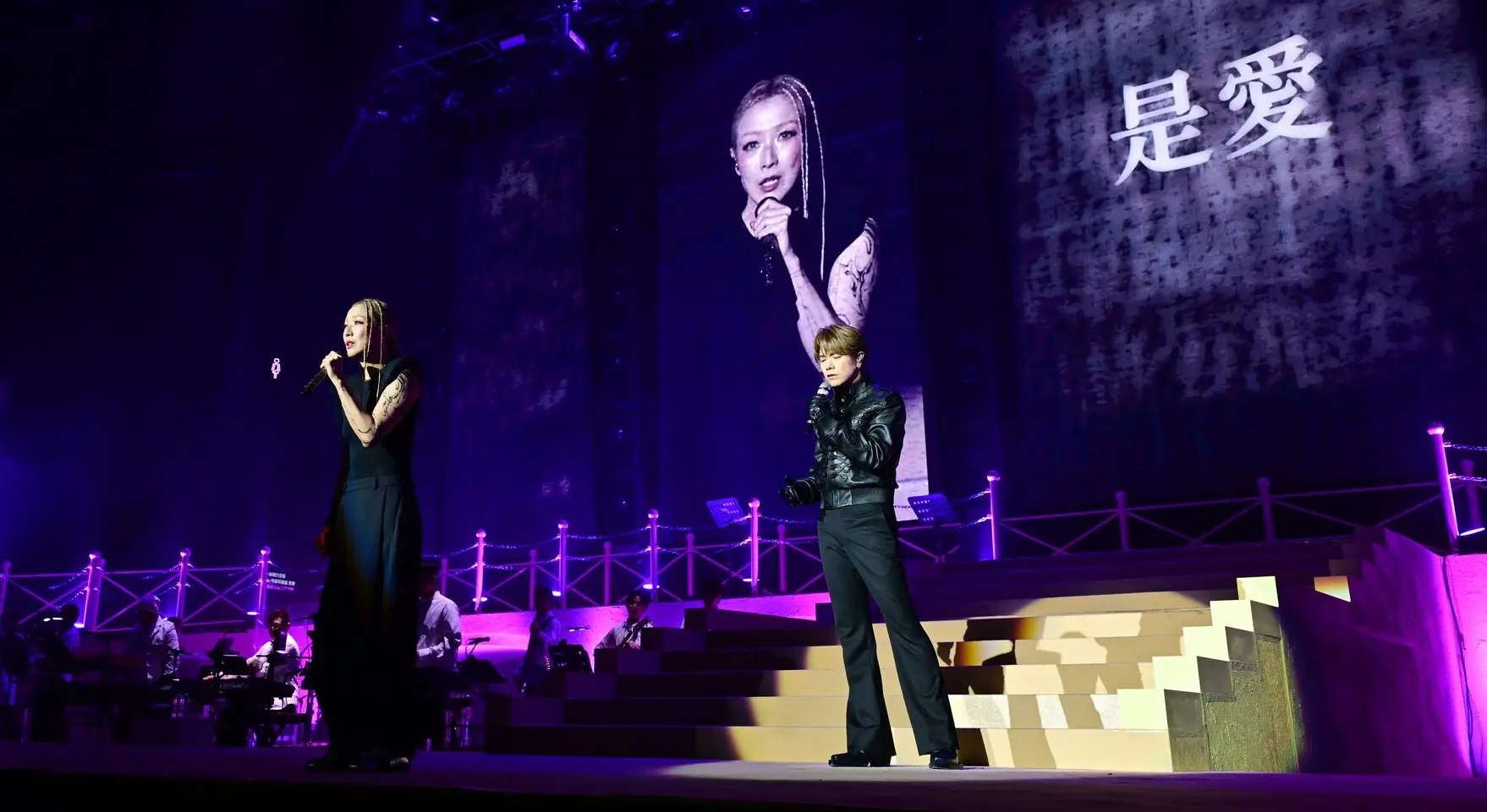 最動人嘅莫過於「心願歌單」環節。二人將《不要驚動愛情》《櫻花樹下》等八首熱門作品編成 Medley，勾起不同世代樂迷嘅青春回憶。(圖：my903.com 商業電台@FB)