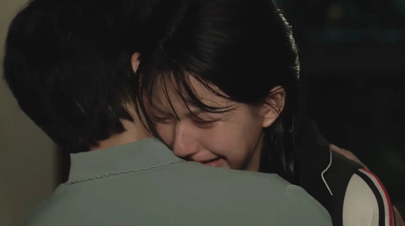 趙露思飾演的許妍因被父親拒絕參加高考而崩潰落淚，素顏狀態下的情緒爆發真實動人。(圖：視頻翻攝)