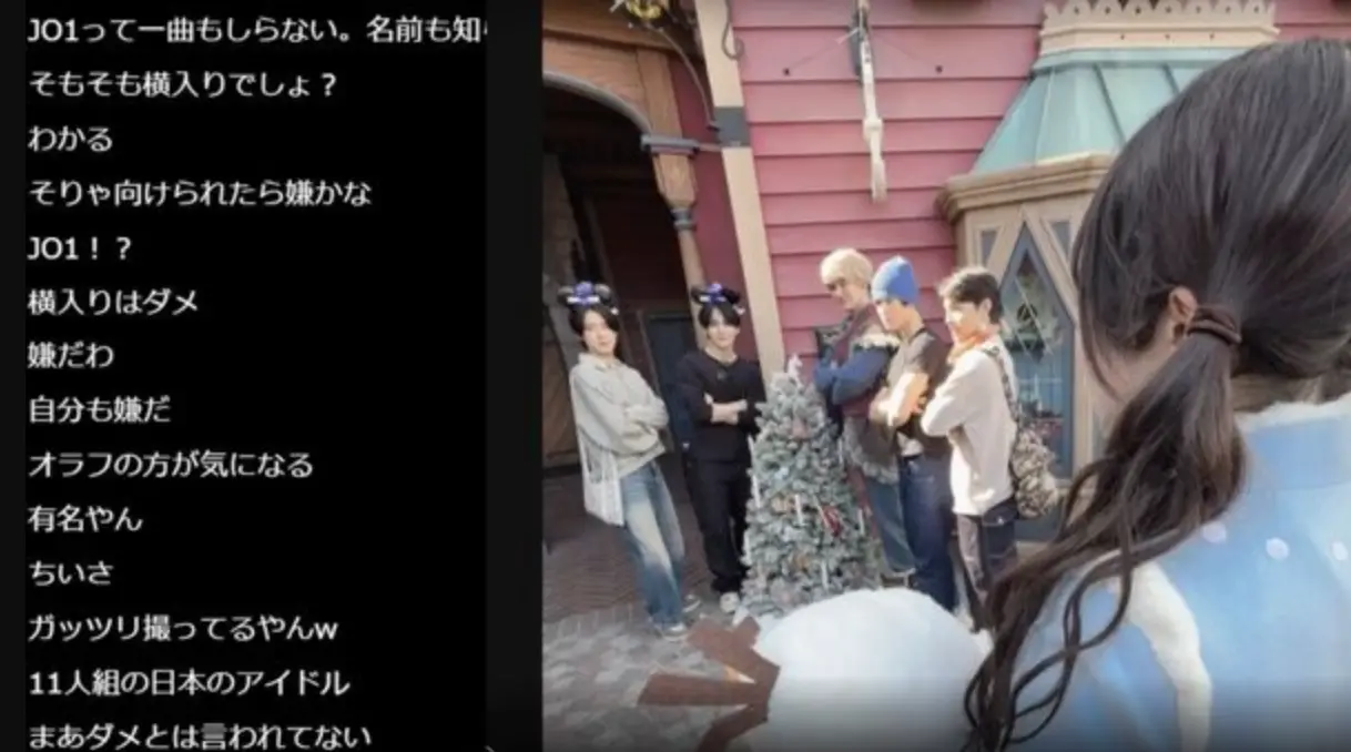 引爆爭議的是日本地下偶像Sakibon於28日發布的貼文。她透露當天在香港迪士尼參加《冰雪奇緣》角色「阿克」的見面活動，正排隊等候時，一組四人男團突然插隊搶先與角色互動。(圖：翻攝X)