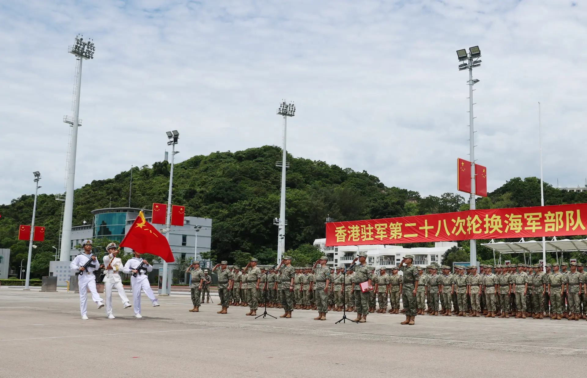 報告中亦提及駐港部隊的相關細節。這支由陸、海、空軍組成的部隊實行輪換制，普通士兵在港服役一年後返回內地，軍官則 4 至 5 年輪換一次。(圖：新華社)