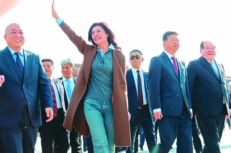 國民黨主席鄭麗文（中）昨天參訪北京故宮博物院時開心地與周遭群眾打招呼，北京故宮博物院院長王旭東（左）與國台辦主任宋濤（右二）陪同。(聯合新聞網)