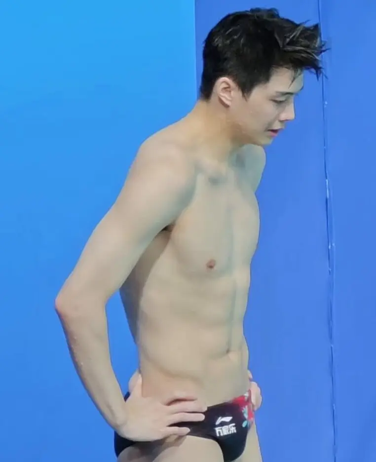 范逸「白到發光」的膚質搭配分明的臉部輪廓、精緻五官，被網友直指神似有「臉蛋天才」之稱的韓國藝人車銀優。(圖：網絡擷取)