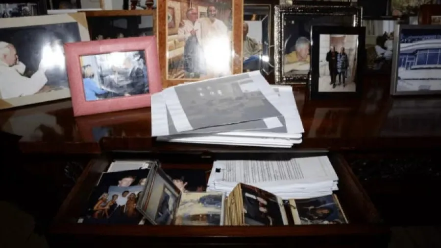 特朗普照片撤了又上 美司法部副部長辯解：保護受害者與特朗普無關的封面圖片