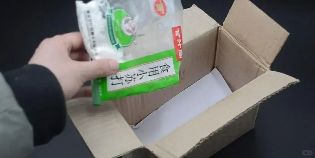 找一個乾淨的紙箱，在箱底鋪上一層衛生紙或報紙，接著均勻撒上一層小蘇打。（示意圖來源：小紅書）