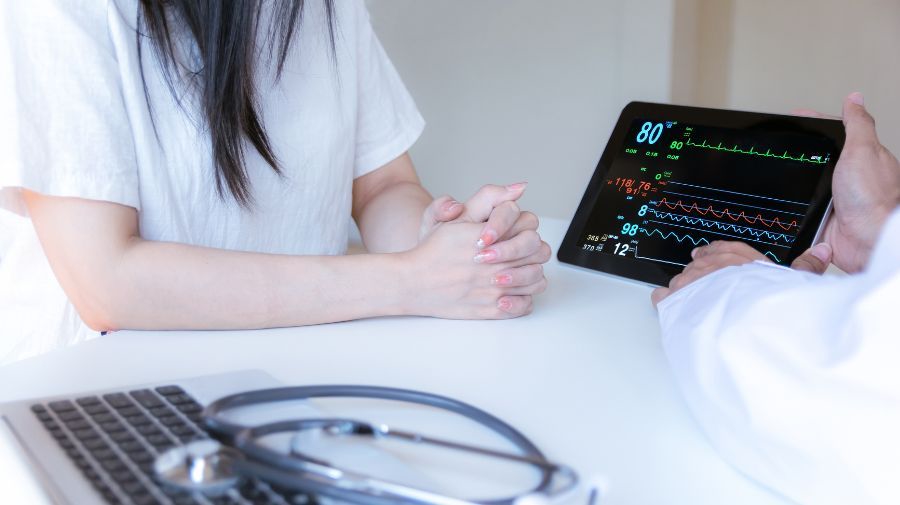 當主動脈直徑達到5.5公分或以上時，醫師會建議進行手術