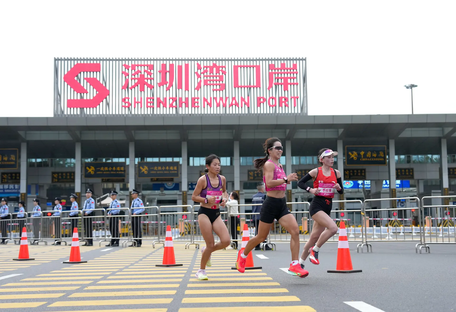 當選手們抵達口岸時，无需停步等候——佩戴的智能手環實現定位與計時計分雙重功能，配合現場人臉識別設施，系統自動完成兩地身份核驗，全程「零延時、零接觸、零等待」。(圖：新華社)