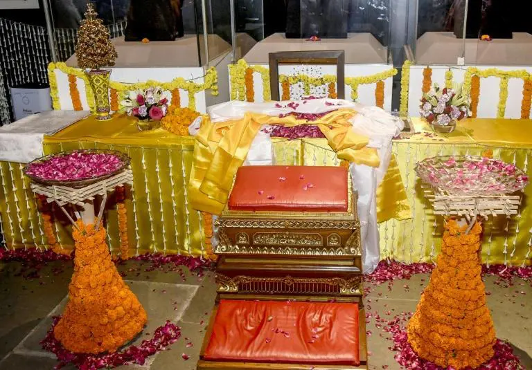 與佛陀舍利相伴的比普羅瓦寶石（Piprahwa gems），流落海外127年後，在印度新德里首度公開展出，這批逾300件珍寶終歸故土，見證信仰與時光的力量。（來源：網絡）