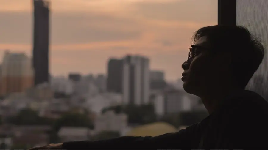 有些人還會出現情緒變化，像是焦慮、沮喪、甚至不想出門，這些都可能是大腦退化後帶來的不安全感。