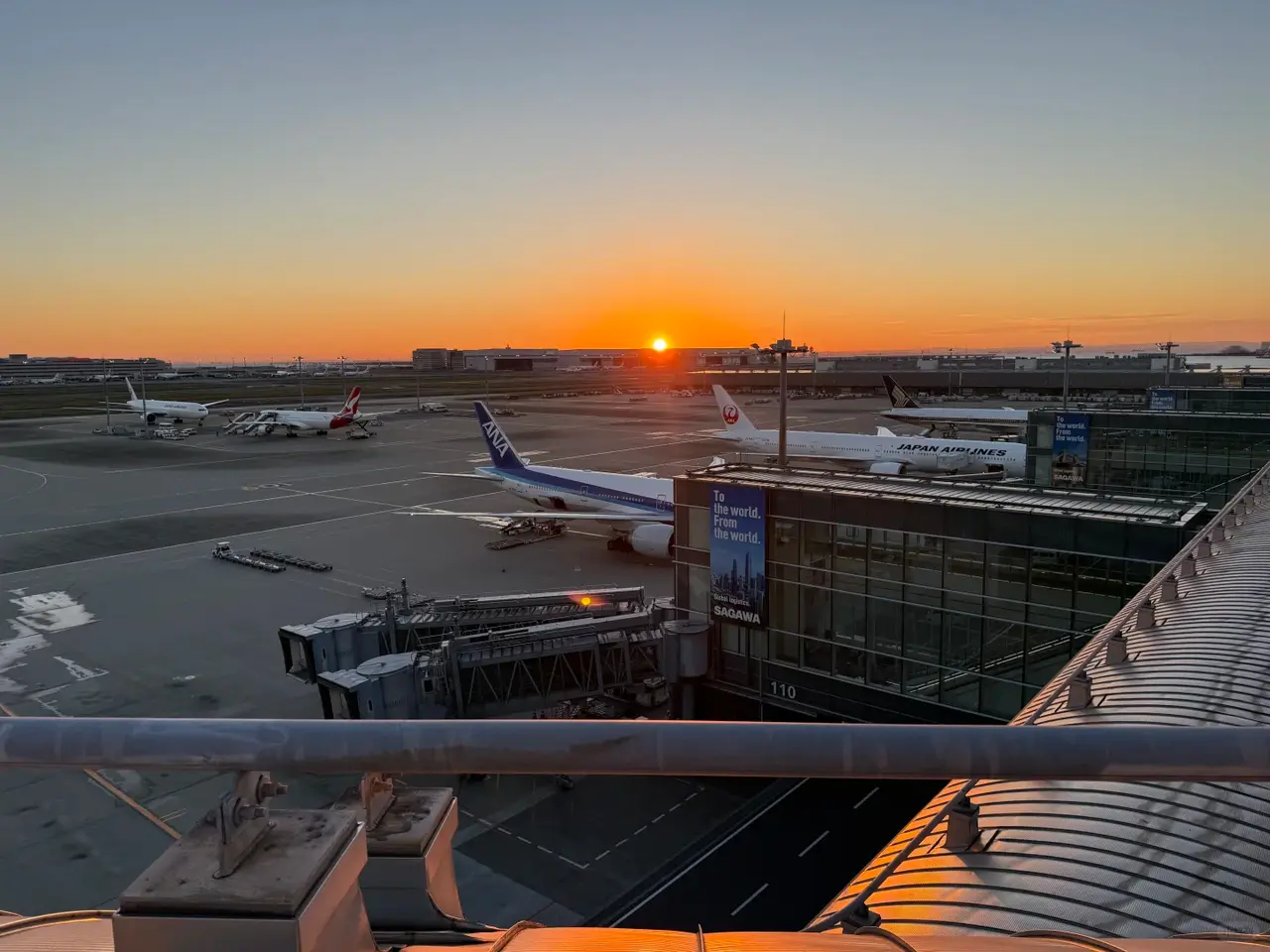 想想當時的場景：清晨趕早班機的旅客、剛結束長途飛行的轉機客，急著如廁卻處處碰壁，剩下三成可用的馬桶前排起長隊。（示意圖來源：小紅書）