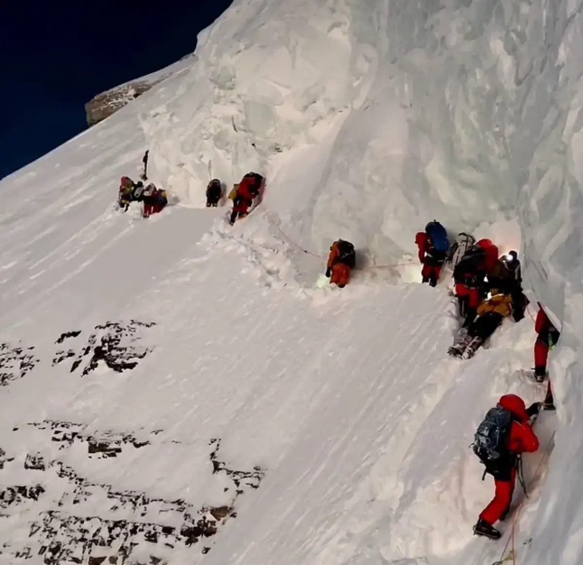挪威登山家哈里拉2023年刷新K2登頂紀錄，因跨過垂死雪巴遭全網抨擊。全新紀錄片公開未曝光畫面，還原團隊極限救援過程，揭秘高海拔險境下的無奈抉擇與事件真相。（來源：X）