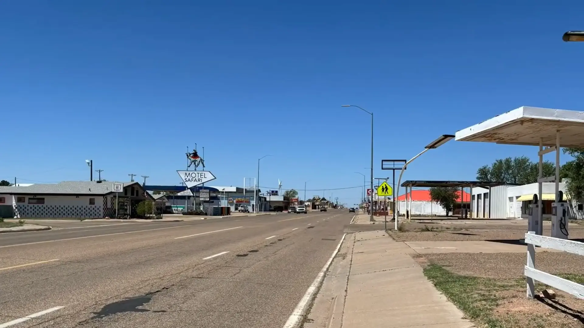 美國66號公路沿線小鎮，不靠高速便捷，反而是靠滿載復古情懷的老旅館，吸引各地旅人特意繞道造訪，成為當下極受歡迎的觀光路線。（來源： Our Earth@YouTube）