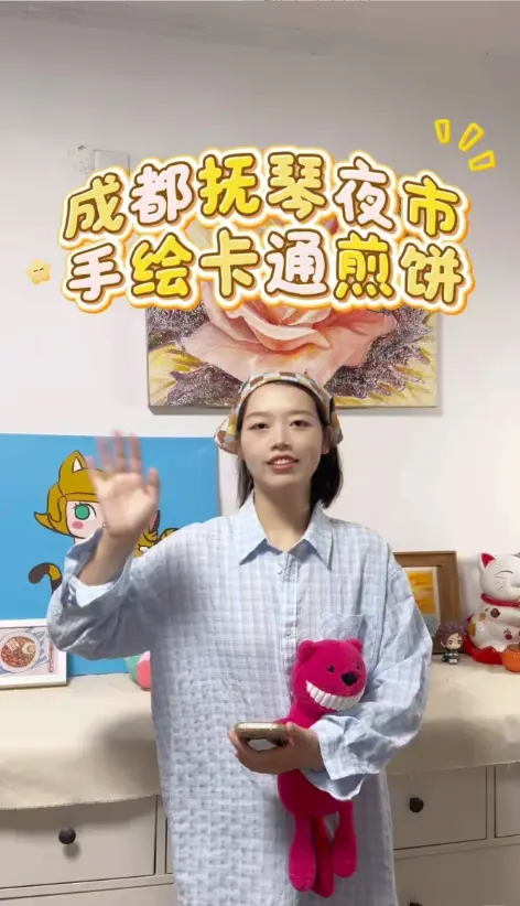 中國成都撫琴夜市「卡通煎餅姐」憑美術專長打造自製卡通煎餅，吸引遊客跨城排隊5小時購買。（來源：小紅書）