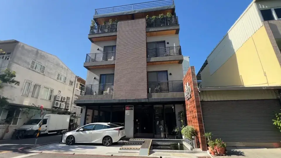 福麥公司現址另設有1家衛廚用品公司，營業項目包含槍砲彈藥刀械輸出入。(圖 中天新聞)