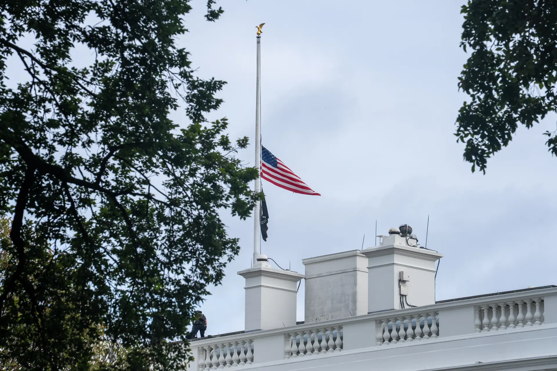 美國知名保守派活動人士、總統特朗普的政治盟友查理·柯克10日在猶他州奧勒姆市的猶他山谷大學演講時遭槍擊身亡，白宮降半旗致哀。(新華社)