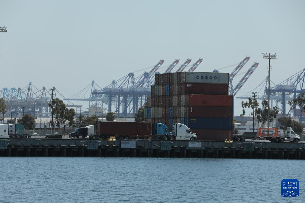4月29日美國洛杉磯港拍攝的集裝箱和卡車。(新華社)