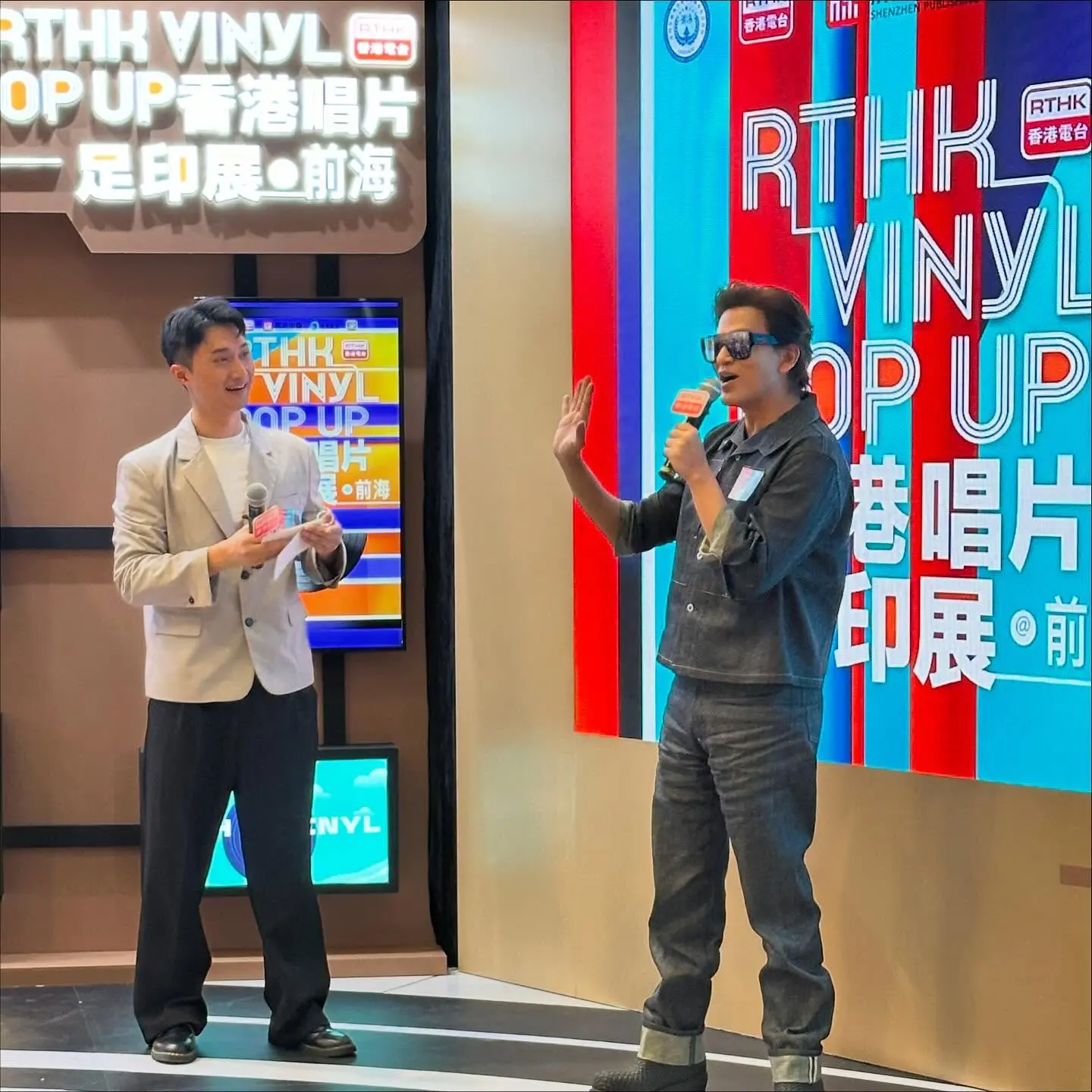 50 歲歌手陳曉東（東東）日前亮相深圳灣區之眼，出席香港電台主辦的「香港唱片足印展 @前海」開幕禮，這也是該展覽的內地首秀。(圖：Daniel Chan 陳曉東@FB)