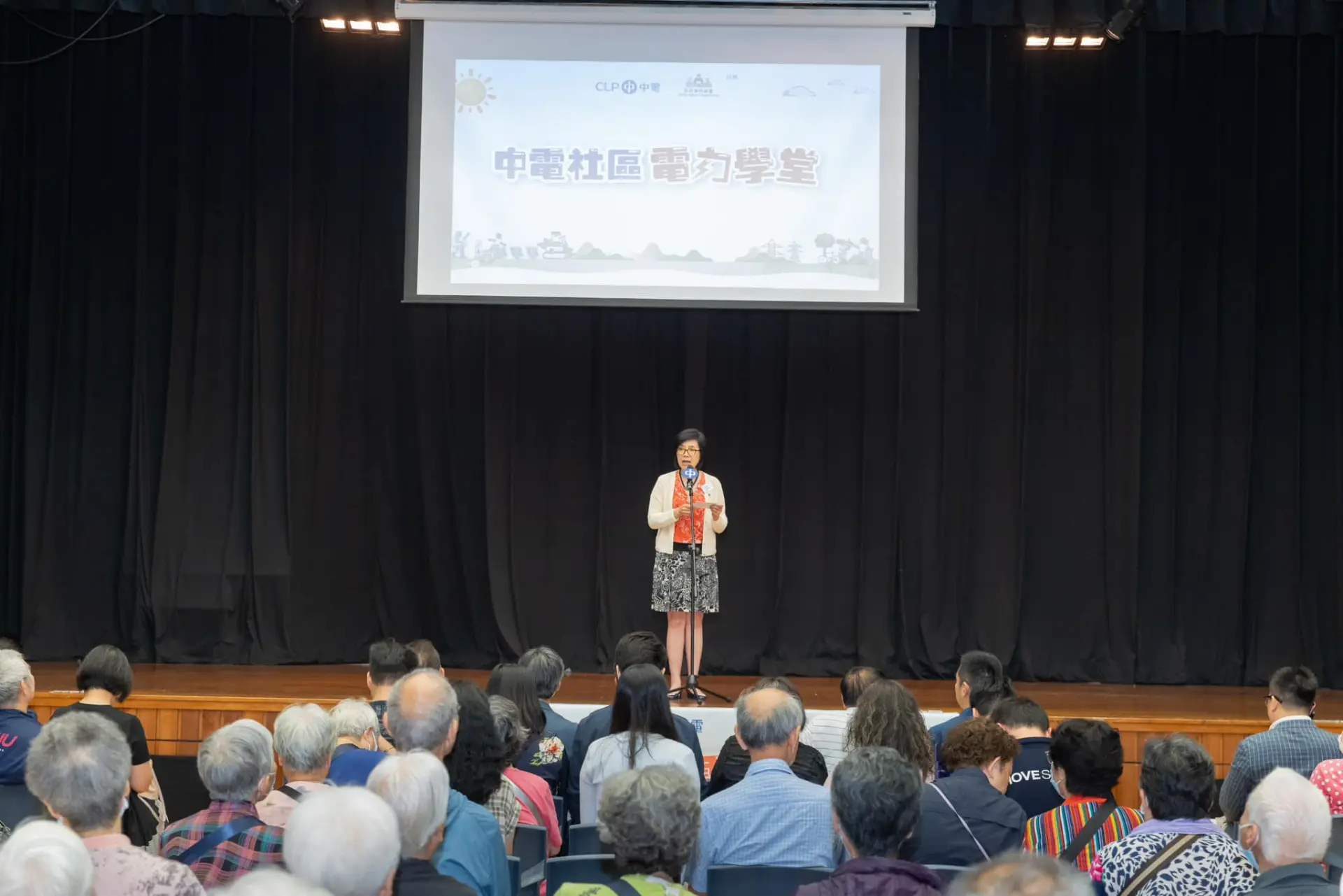 中電企業發展總裁莊偉茵太平紳士於荃灣區「社區電力學堂」的開幕典禮上，衷心感謝當區民政事務處及區議員的大力支持。