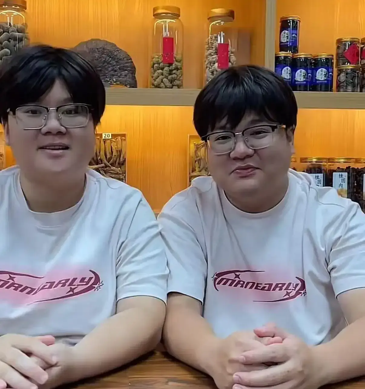 這對夫妻均為茂名 90 後，2022 年清明節因掃墓空檔相親結緣。梁女士坦言，初次見面覺得穿衛衣球鞋的丈夫「幼稚不夠重視」，未看上對方，反而是家人率先點出二人「有夫妻相」。(圖：網絡截圖)