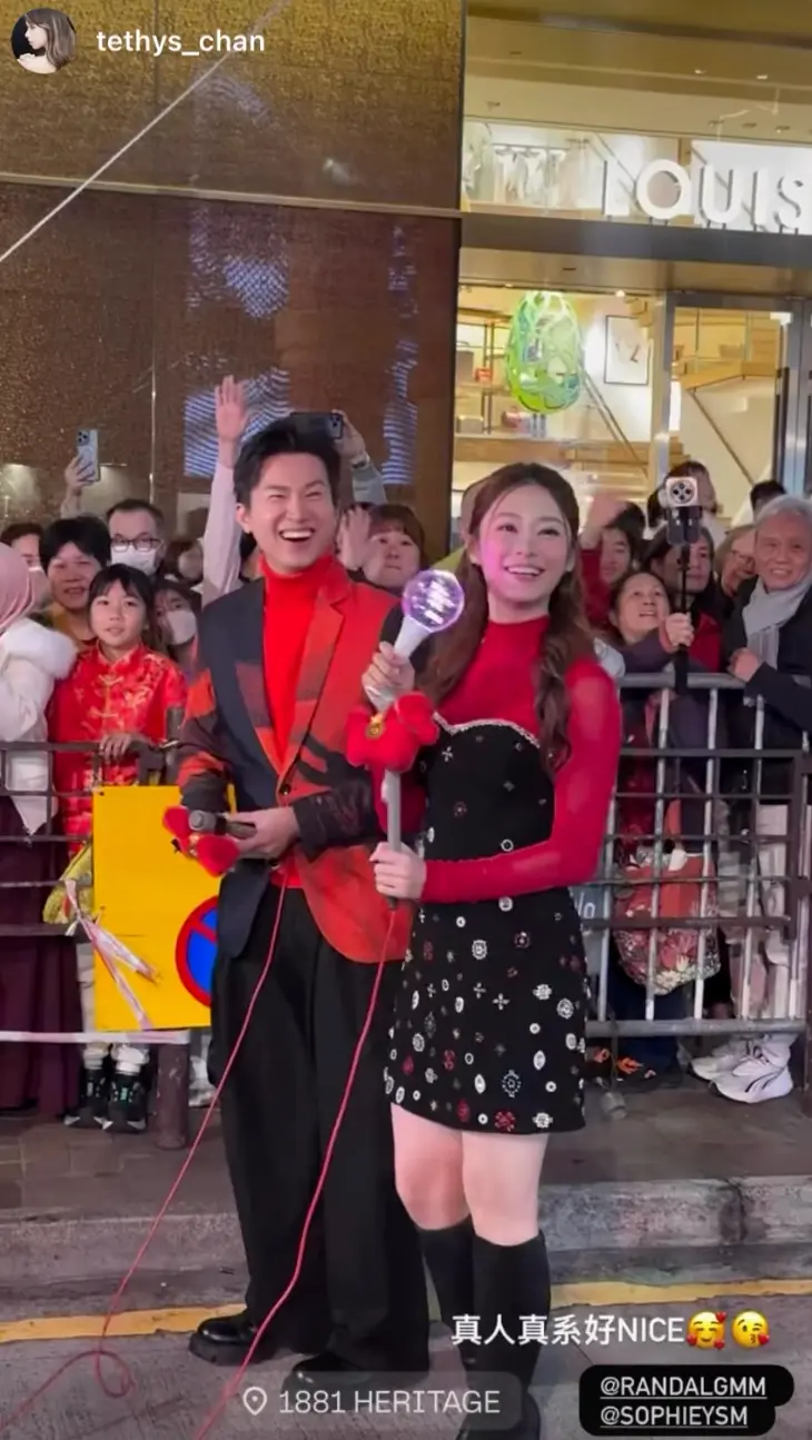 《2026 國泰新春國際匯演之夜》花車巡遊於 2 月 17 日晚正式舉行，曾展望與葉蒨文受訪時表示，能夠擔任大會司儀感到興奮，感謝大會的信任，亦有信心帶動現場氣氛。(圖：sophieysm@IG)