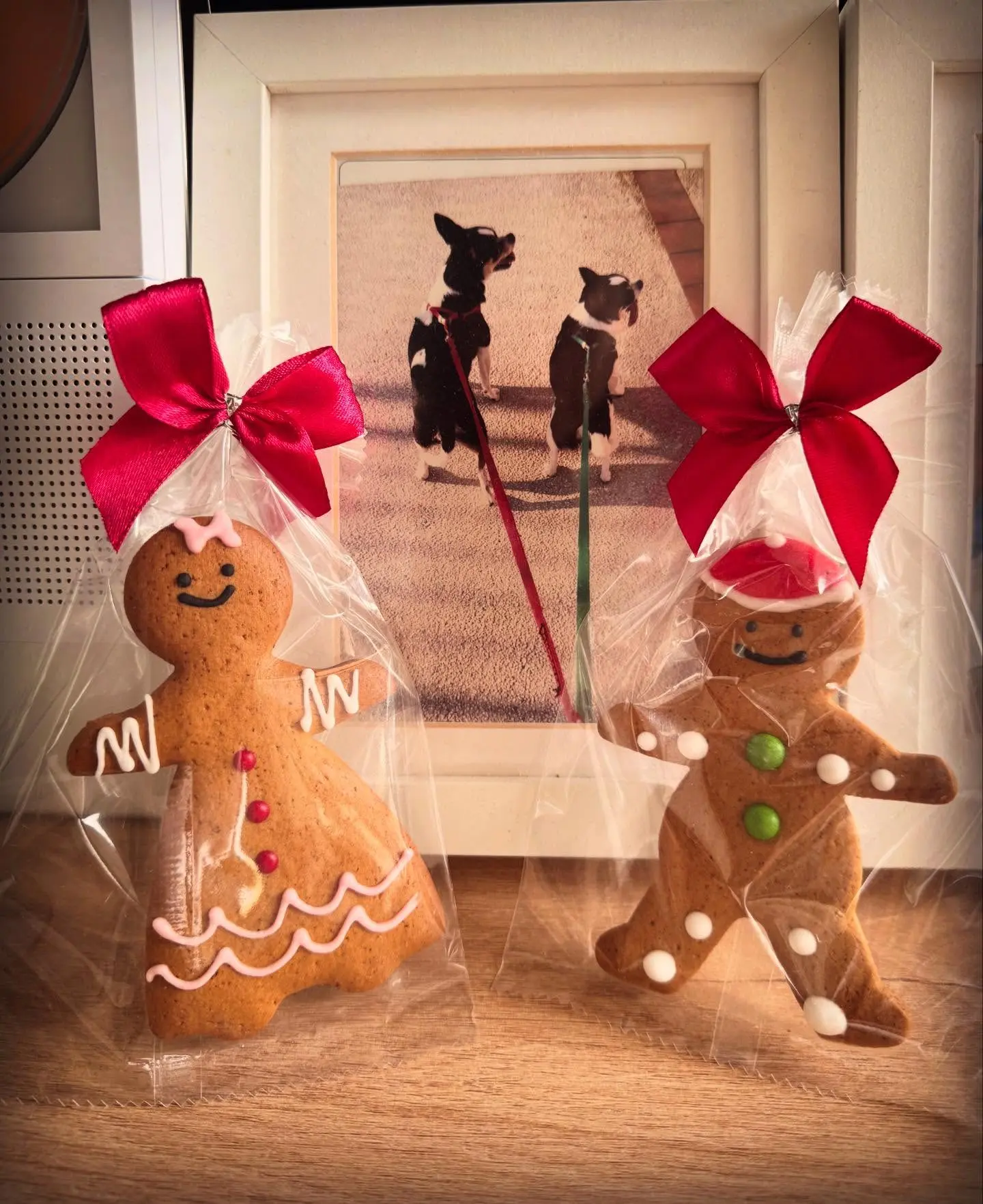 事實上，小儀今次結婚可謂「早有暗示」，早前她已在社交平台上載過一對薑餅人的照片，當時並未引起外界過多聯想。而這位娛圈「黃金盛女」的情路並非一帆風順，她曾在節目中罕談感情狀況，自爆曾陷入長達10年的單身焦慮。(圖：Kitty Yuen Siu Yee 阮小儀@FB)