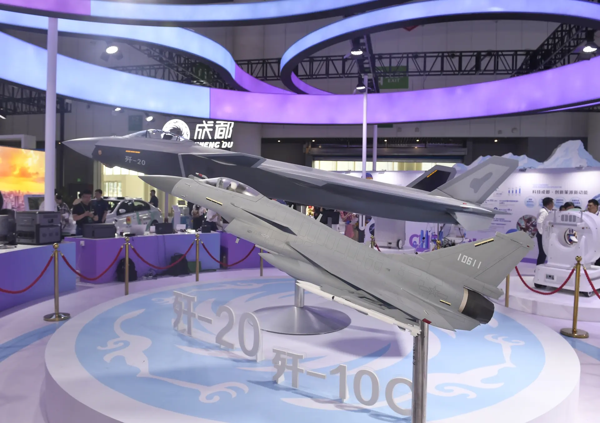 殲-10 C搭載的主動相位陣列雷達（AESA），探測距離比法、俄同級戰機足足提升了40%到50%；霹靂-15導彈在射程上，也明顯壓過對手。(圖：新華社)