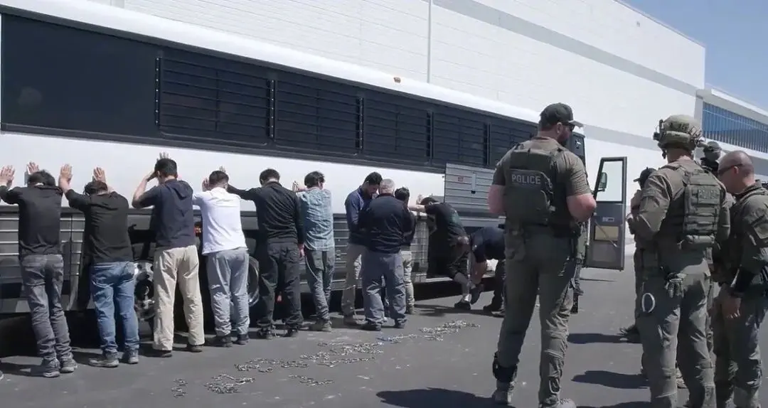 美國聯邦執法部門突擊搜查韓國現代汽車與LG新能源在佐治亞州的一處電池合資廠,拘押300多名韓國公民。(美國移民與海關執法局)