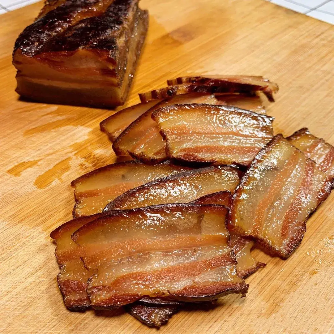 中國春節腳步漸近，臘肉向來是年菜裡的「靈魂角色」，鹹香入味、油潤不膩，無論清蒸還是小炒，都藏著濃濃的年味兒。（示意圖來源：小紅書網友）