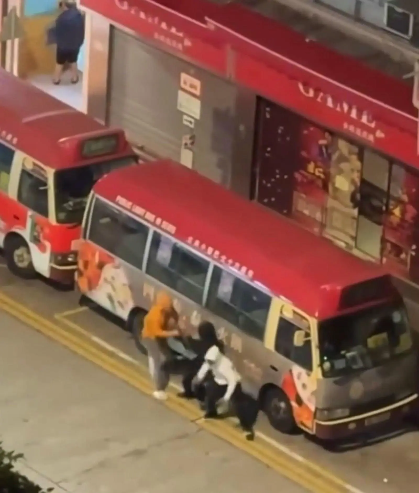 警方其後證實，案件發生在昨晚 11 時 59 分，地點位於長沙灣元州街 498 號對開。事主為年約 50 歲男子，遇襲後頭部及手部受傷，但神志清醒，隨即由救護車送往醫院治理。(圖：視頻截圖)